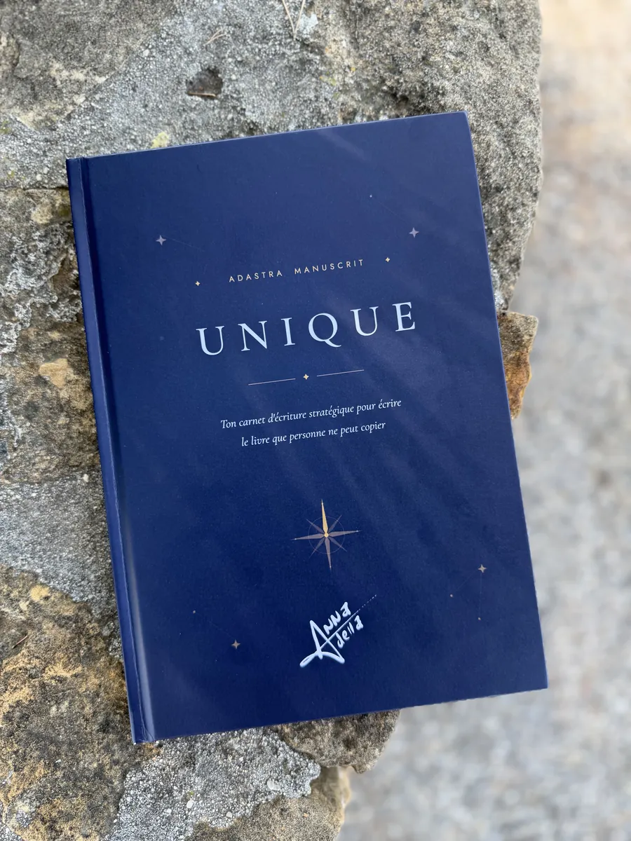 Le carnet d'écriture UNIQUE posé sur une pierre