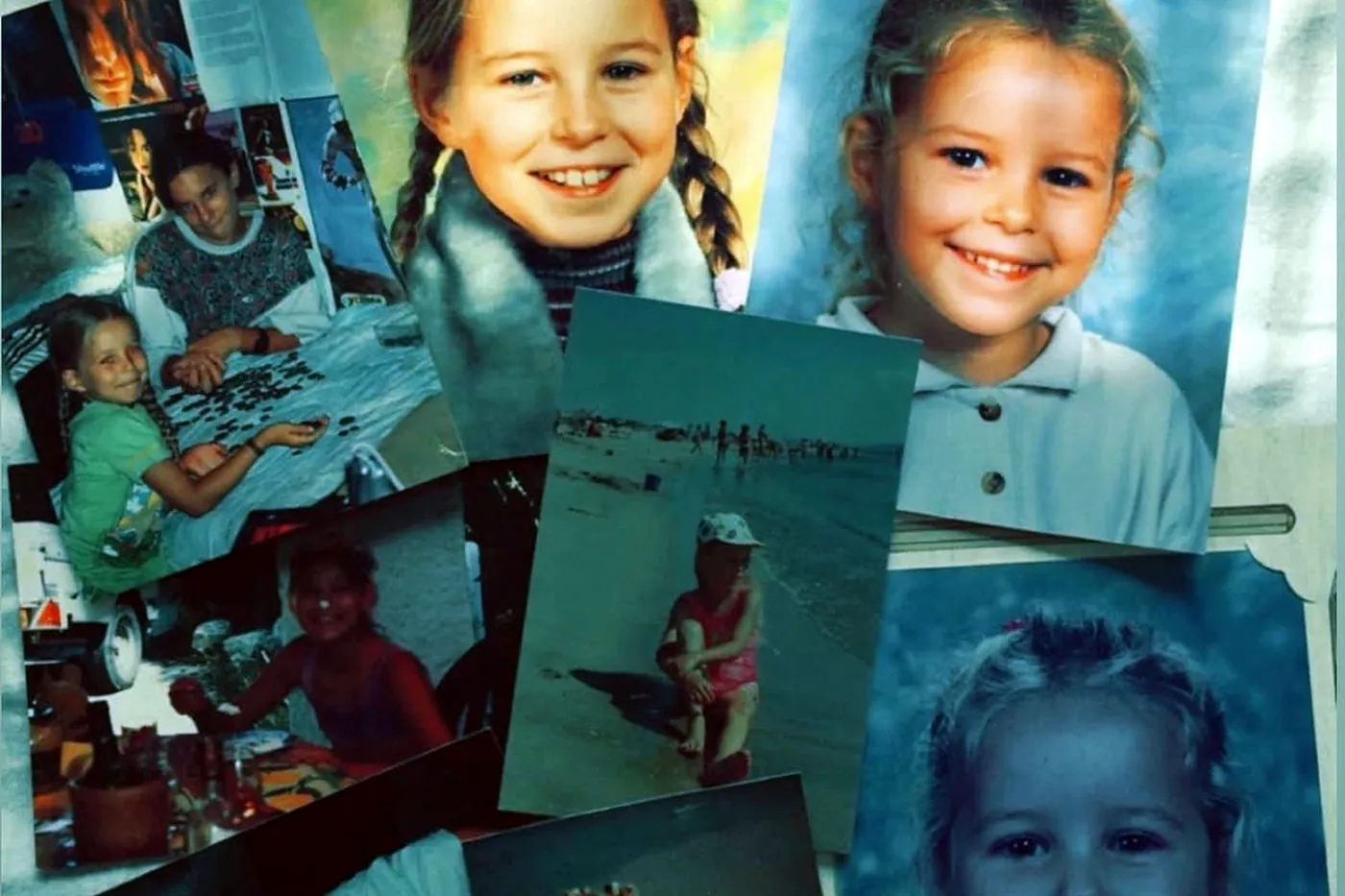 Photos d'enfance d'Anna étalées sur une table